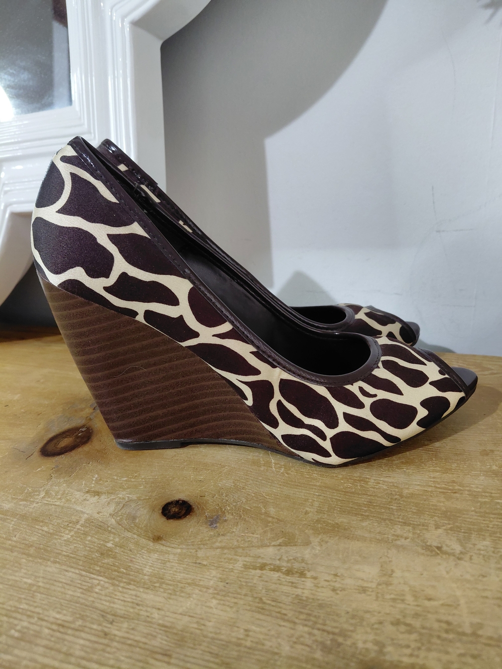 Charlotte Russe Size 8 Brown & Cream Giraffe-Print Peep Toe Wedges Heels - Picture 4 of 8